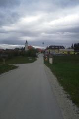 Mlaj se ponosno dviga nad Kalobje.